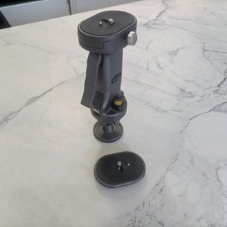Trípode Amazon Basics con rótula orientable