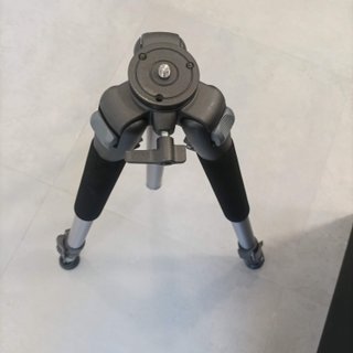 Trípode Amazon Basics con rótula orientable