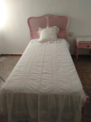 Cama individual rosa de mimbre y madera