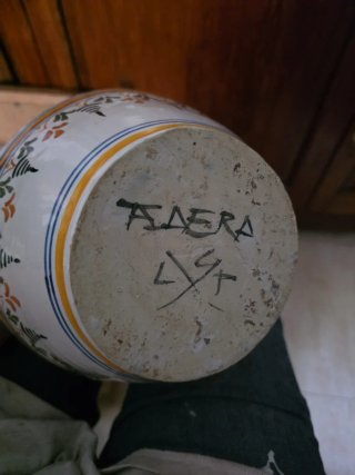 Botijo antiguo de cerámica pintada Talavera