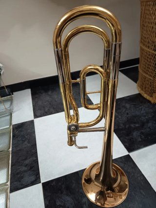 Trombón Yamaha con funda y accesorios