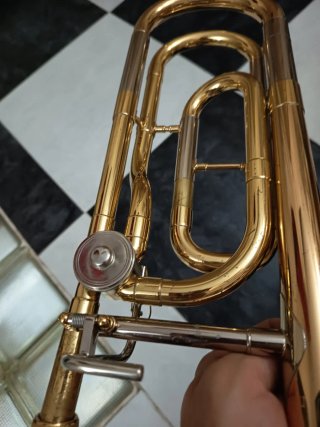 Trombón Yamaha con funda y accesorios