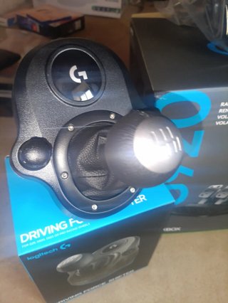 Volante, pedales y palanca cambio nuevo Logitech.