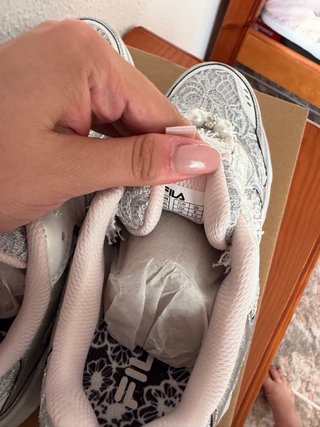 Zapatillas Fila Plata y Blanco Talla 39