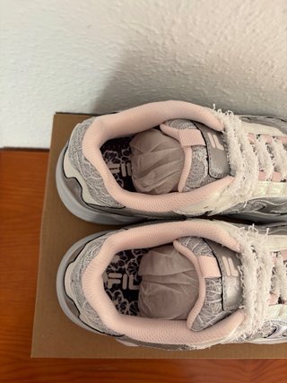 Zapatillas Fila Plata y Blanco Talla 39