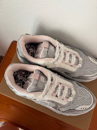 Zapatillas Fila Plata y Blanco Talla 39