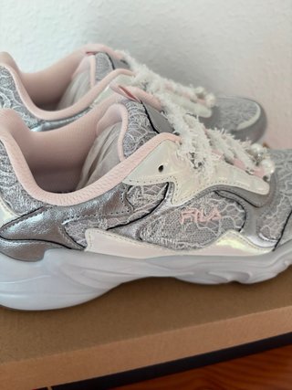 Zapatillas Fila Plata y Blanco Talla 39