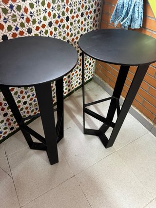 2 Taburetes Altos Metálicos Negros.