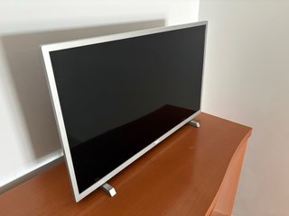 Televisor Negro y Plateado