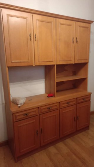 Mueble de madera marrón