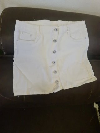 Falda blanca con botones