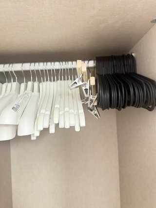 Perchas IKEA Blancas y Negras