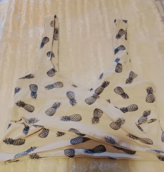 Top corto estampado piñas