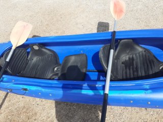 Kayak azul con ruedas y remos