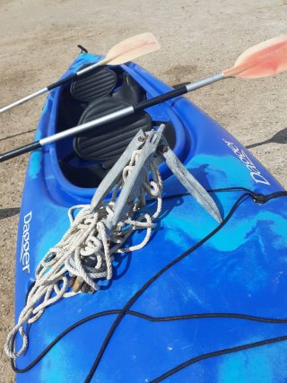 Kayak azul con ruedas y remos
