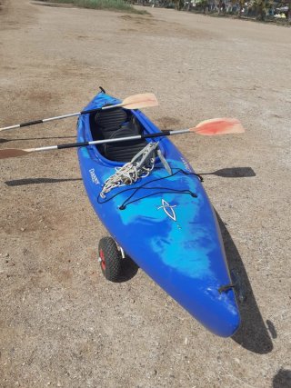 Kayak azul con ruedas y remos