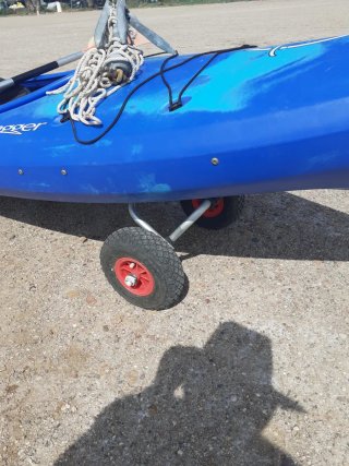 Kayak azul con ruedas y remos