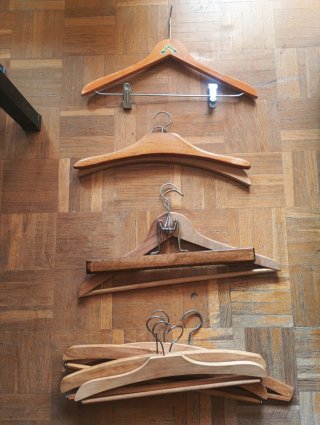 Lote 10 perchas de madera