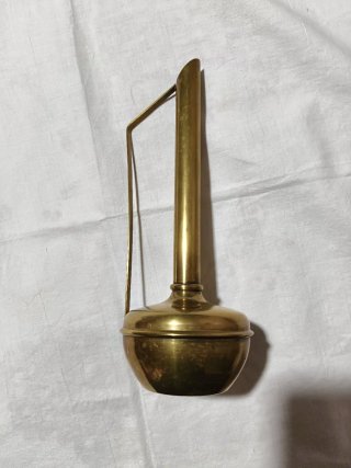Lampada ad olio in metallo dorato