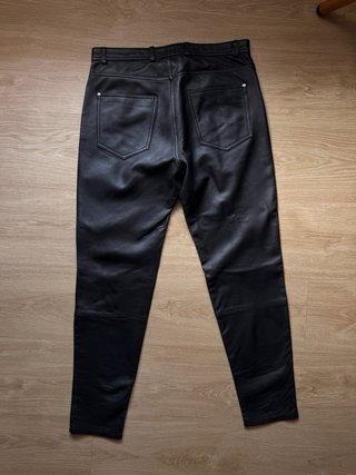 Pantalón cuero sintético Zara negro