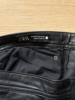 Pantalón cuero sintético Zara negro