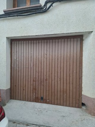 Puerta de garaje de madera marrón