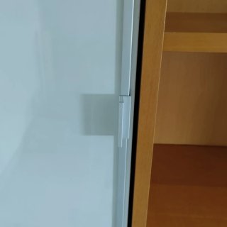 Estantería blanca con puerta