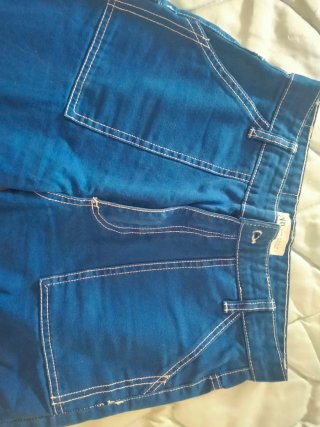 Pantalón azul de Zara.