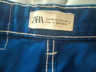 Pantalón azul de Zara.