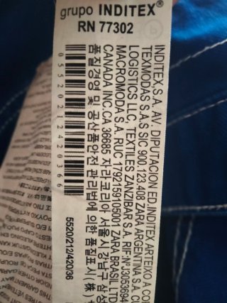 Pantalón azul de Zara.