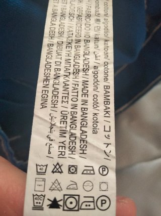 Pantalón azul de Zara.