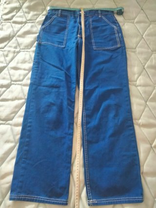 Pantalón azul de Zara.