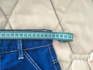 Pantalón azul de Zara.