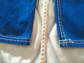 Pantalón azul de Zara.