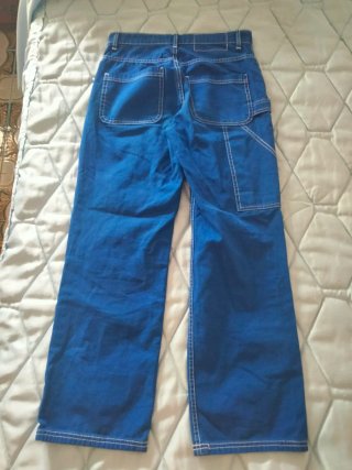 Pantalón azul de Zara.