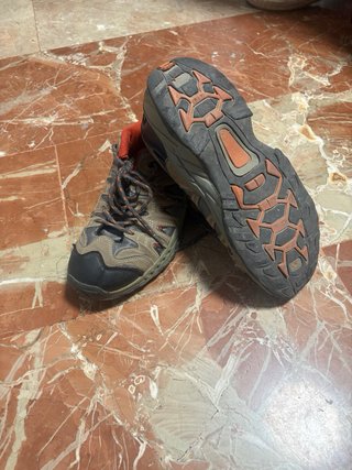Botas de montaña marrones y naranjas
