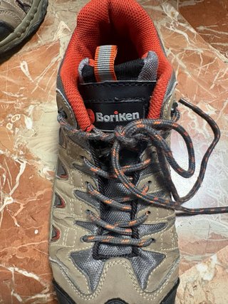 Botas de montaña marrones y naranjas