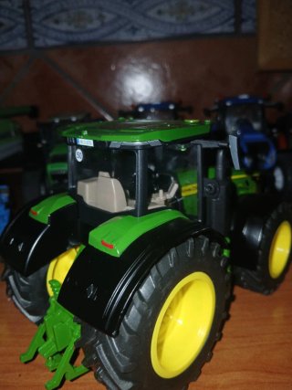 Tractor John Deere 8370R 1:32