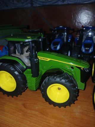 Tractor John Deere 8370R 1:32