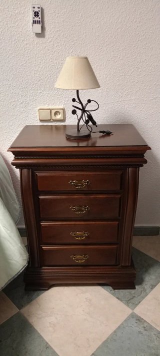 Cómoda de madera oscura con espejo