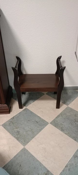 Cómoda de madera oscura con espejo