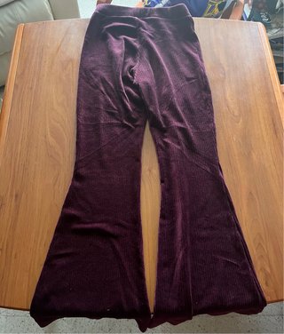 Pantalones acampanados morados de pana
