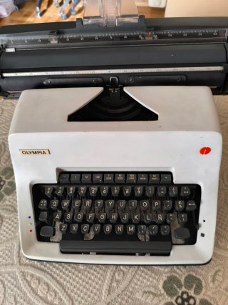 Máquina de escribir Olympia, Carro grande.