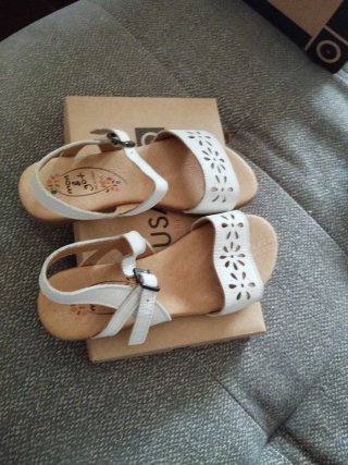 Sandalias blancas talla 31.mas cosas en mi perfil