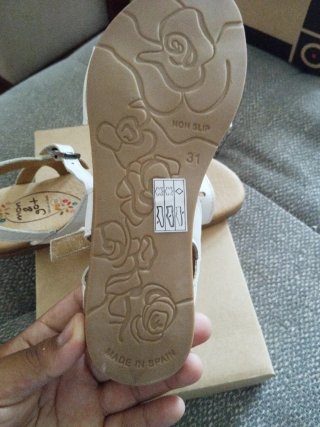 Sandalias blancas talla 31.mas cosas en mi perfil
