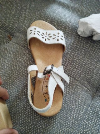 Sandalias blancas talla 31.mas cosas en mi perfil