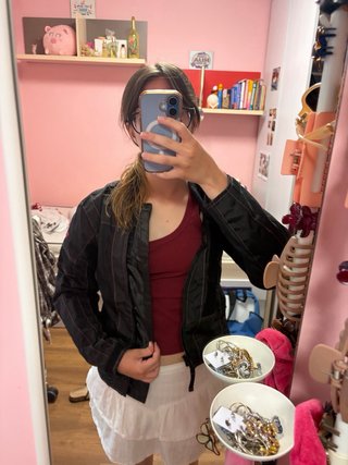 Chaqueta de moto negra con costuras rosas