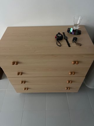 Cómoda de madera con tiradores redondos