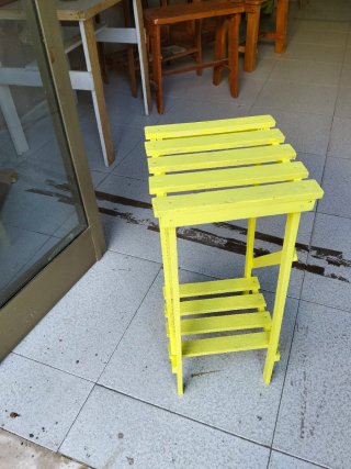 Alzatina in legno gialla