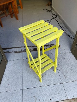 Alzatina in legno gialla